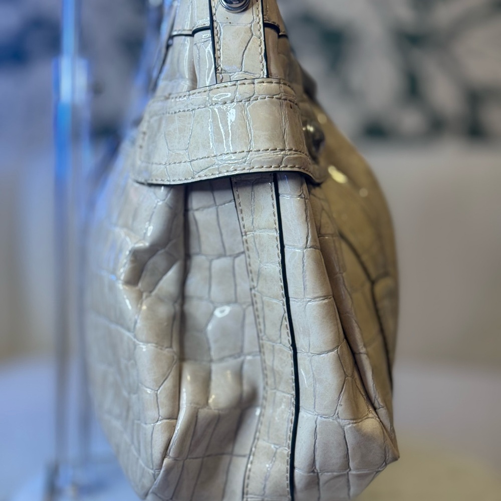 🤑 GUESS Vintage Croc-Embossed Cream Shoulder Bag - Picture 6 of 11